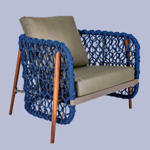 Poltrona Belga com estrutura de alumínio e madeira cumarú, revestida com Corda Náutica.